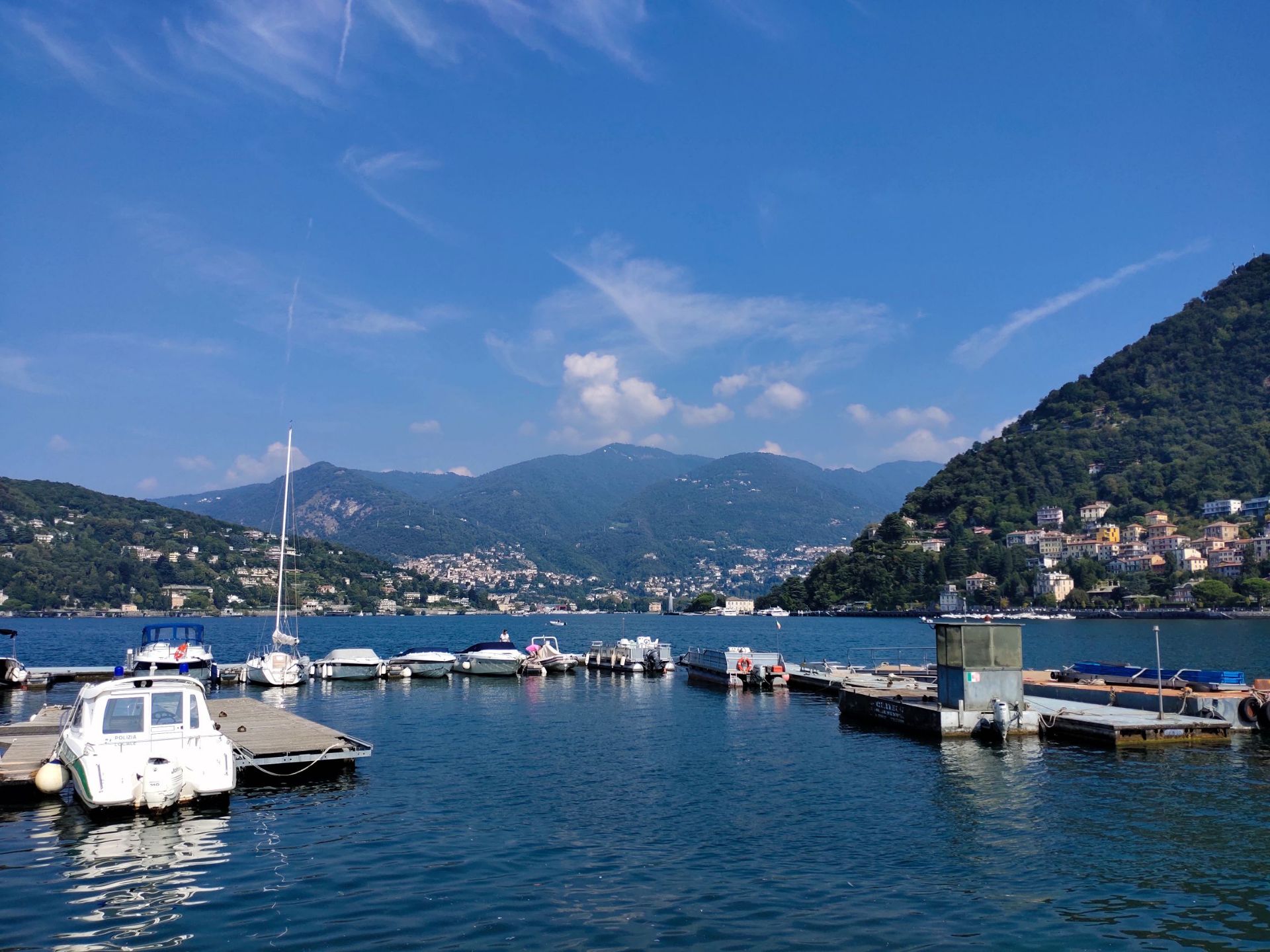 科莫湖(Como), 意大利北部阿尔卑斯山山区著名湖泊之一，是其中最具诗意的。岸边的许多地方都是峭壁