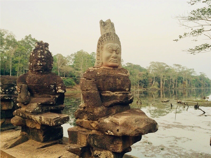 柬埔寨大吴哥，又称通王城、吴哥城，现在暹粒洞里萨湖北岸一带的吴哥王朝遗迹群。 吴哥城由长达12公里宽