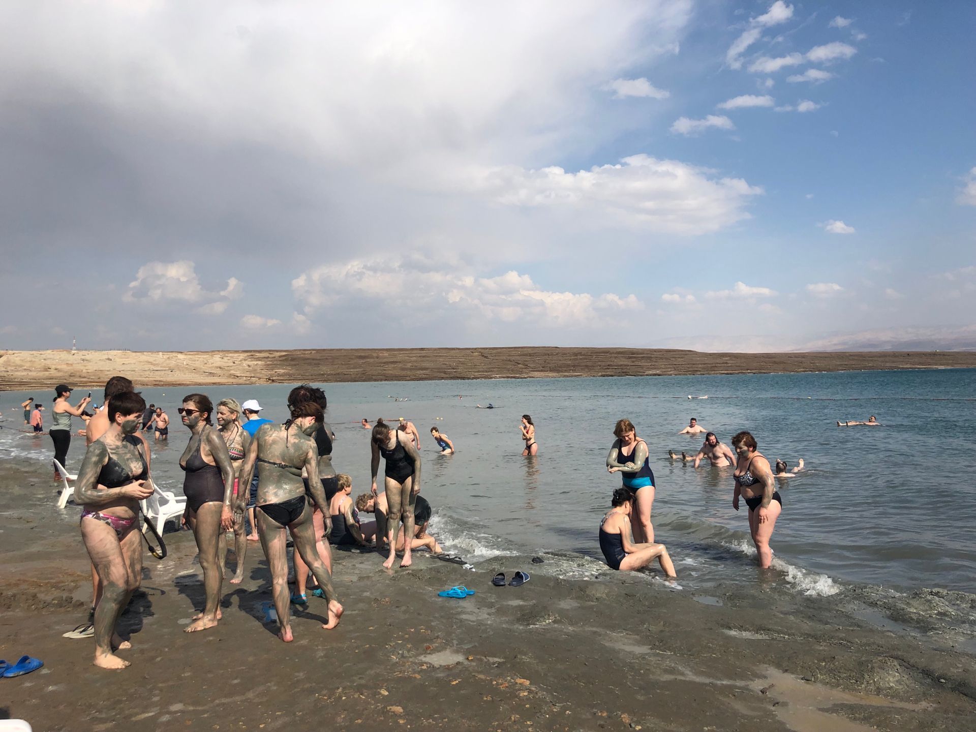 死海不死
 
 死海位于以色列， 巴勒斯坦、约旦交界，是世界上最低的湖泊，湖面海拔-430.5米。死