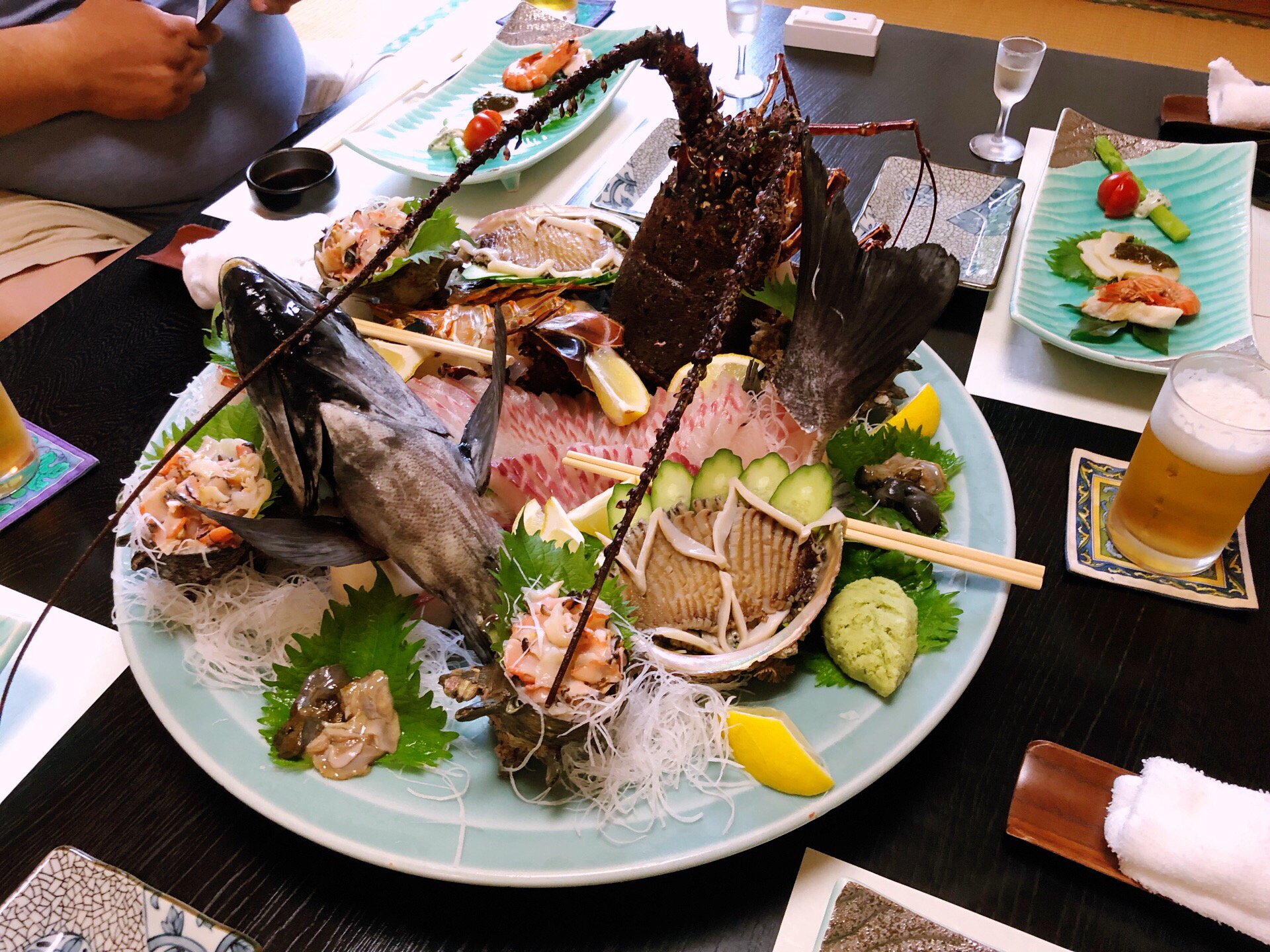 这个才叫日本料理。一条50CM的石鲷姿造，一只60CM的伊势龙虾，2只比我手还大的鲍鱼，4只海螺。对
