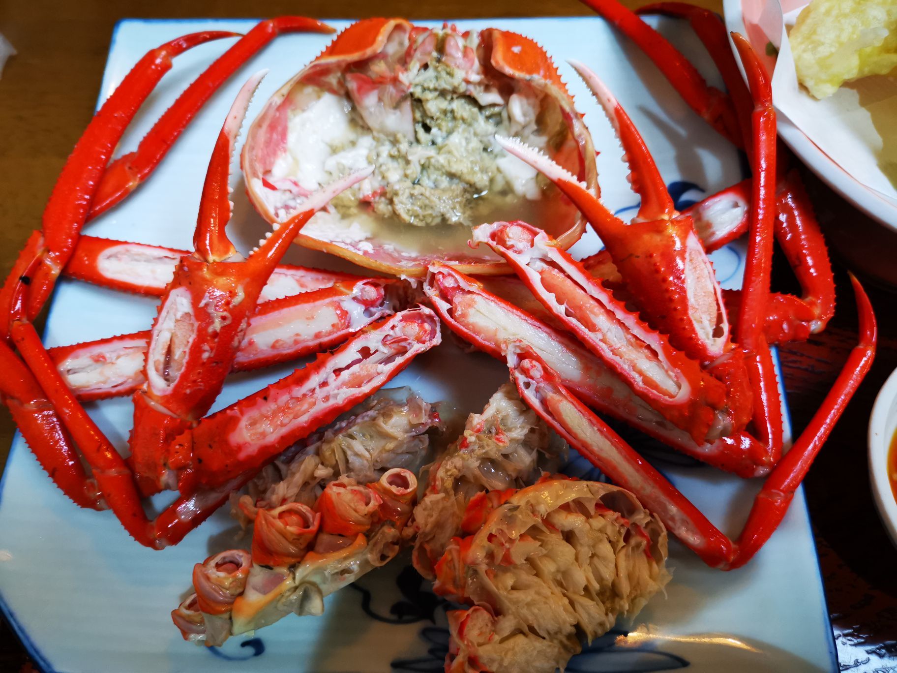 一提起日本蟹，大家一定会，不约而同，想起北海道的蟹，最好吃！其实，在鸟取县，也有一种“红蟹”，也非常