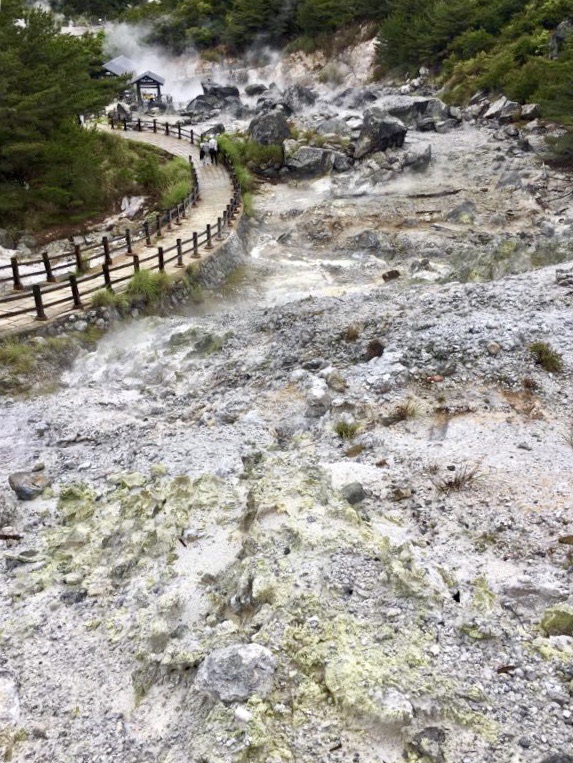 云仙地狱是指长崎县岛原半岛中央云仙岳的主峰普贤岳为中心的火山群，属于日本最早的国家公园—云仙天草国立