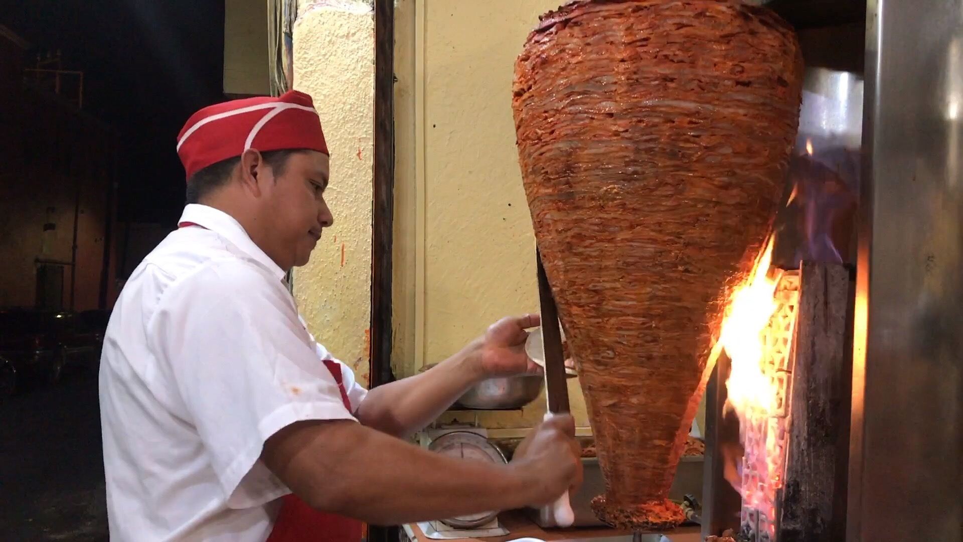 一提起墨西哥美食，最具代表性的就是Taco。卖Taco的店一般开到很晚，是名副其实的深夜食堂。街头巷