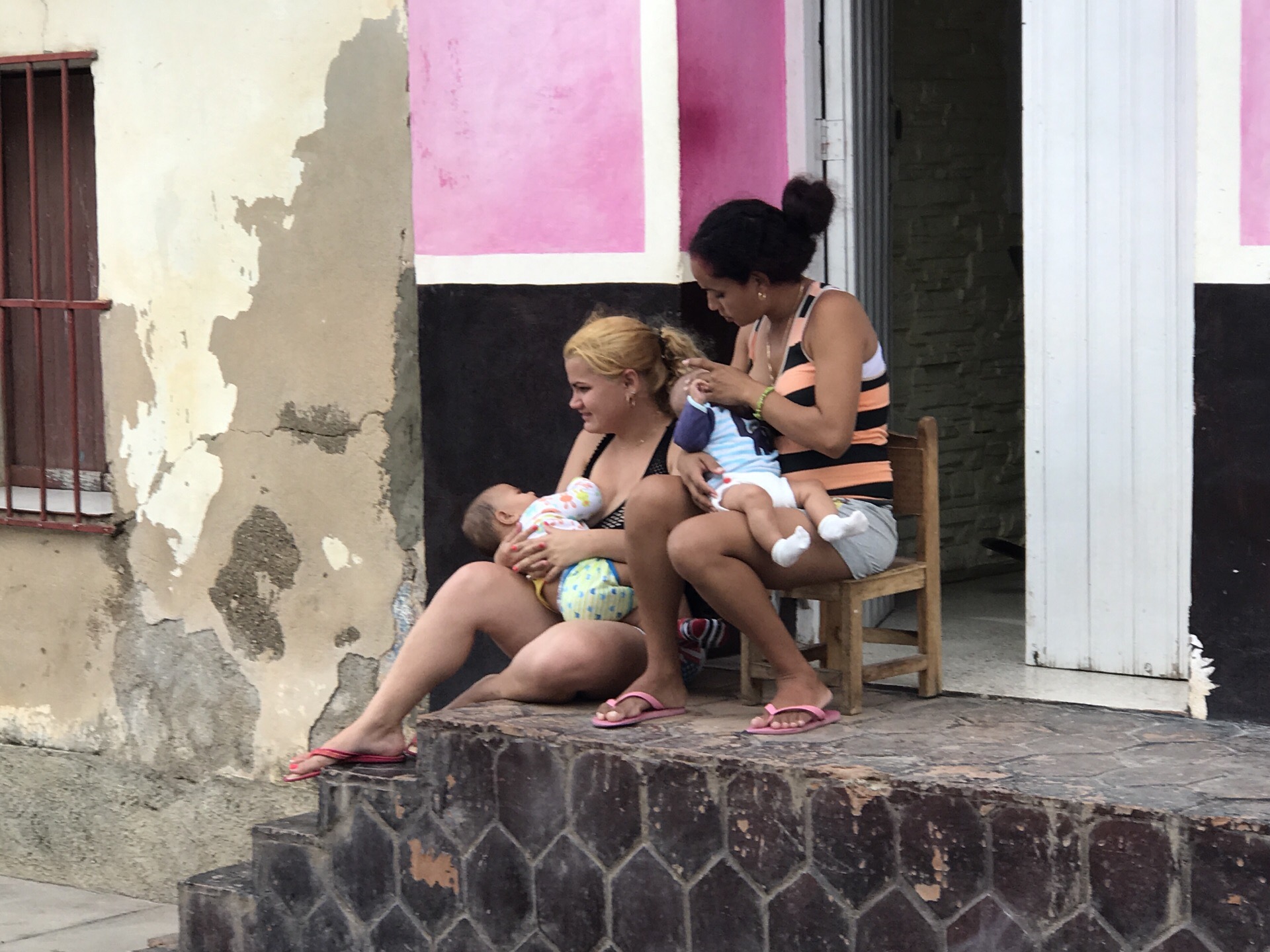 #家门口# 特立尼达的妇女和老人喜欢坐在自家门口，打发时间。