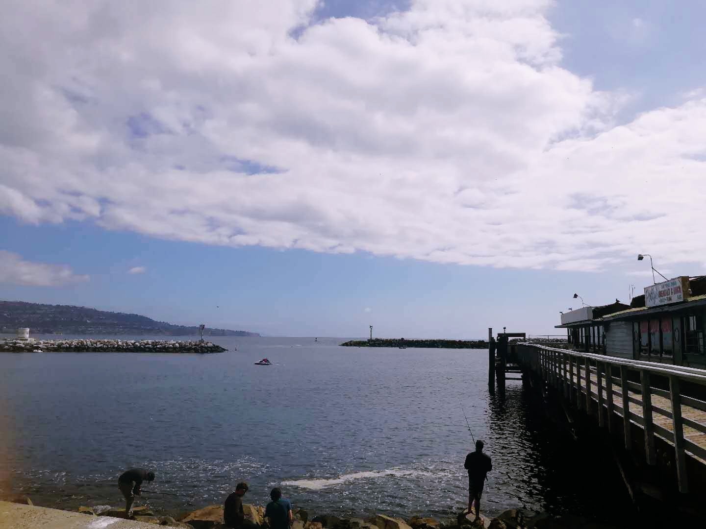 雷东多海滩，Redondo Beach，南加州洛杉矶附近著名十大海滩之一。 细沙和粗石，围着的内外堤