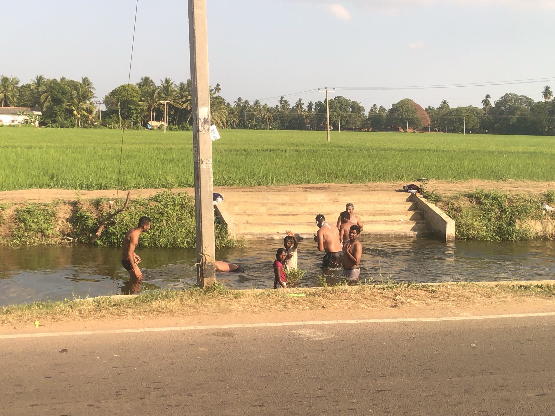 河沟儿里洗澡的斯里兰卡local，愿世界祥和