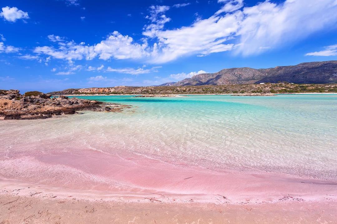 粉红色海滩-拥抱浓浓少女心    说起希腊，乖乖们的第一印象是什么呢，是蓝天白云的梦幻，亦或是美酒酸