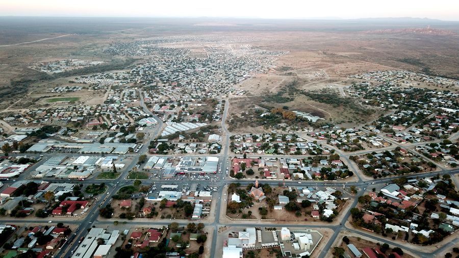 奥奇瓦龙戈是纳米比亚的北部城镇，虽然不大，但是街道干净整洁，建筑都比较低矮，但是也别有一番风情。这里