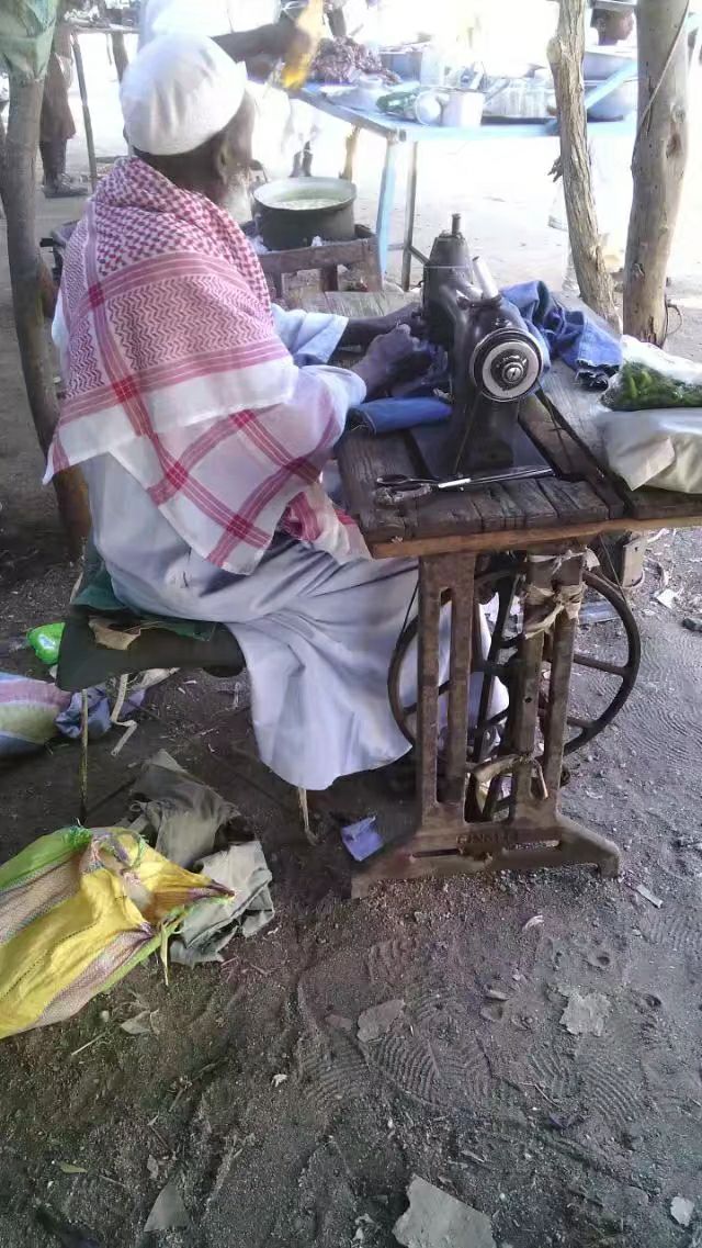 这个裁缝看起来有七十多岁，其实他才四十多。苏丹因为气候和医疗条件等问题，这里人的寿命很短，平均寿命五