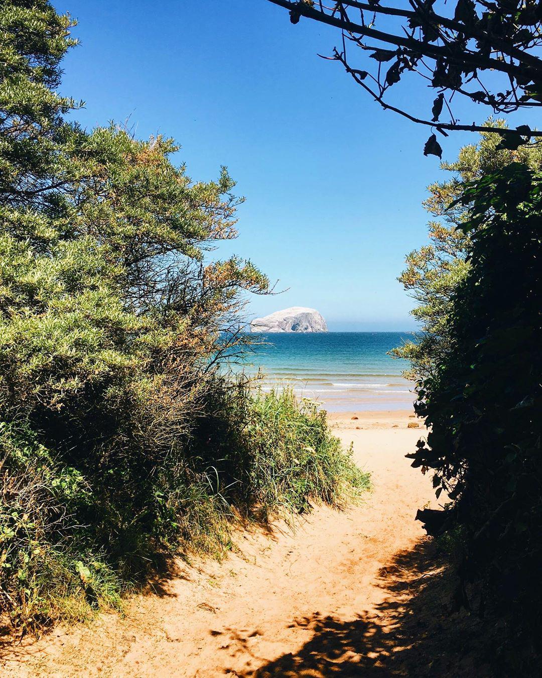 悠闲自在的海滩自由行 美丽的海滩，凉爽的海风，悠闲自在的海滩自由行，是大多数人夏日旅行必定会去的地方