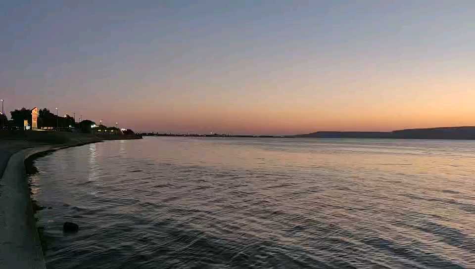 入住酒店以后会发现，竟然美景就在身边。 面对如此美景，自己却形单影只，莫名伤感。