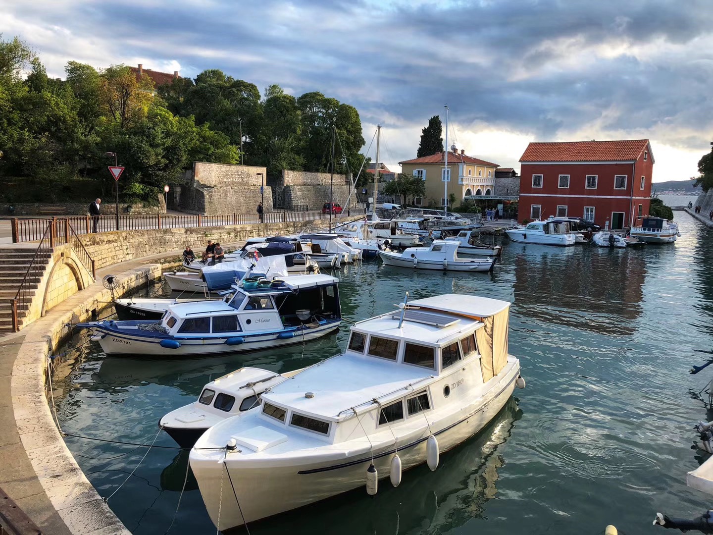 扎达尔- Zadar， 古城坐落在一个半岛上，拥有数百年来保存完好的人类文化遗产。图三是扎达尔城门，