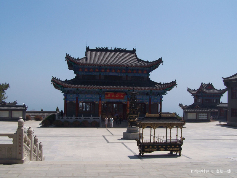 望海寺院,坐落于海滨浴场西侧的三道沟坡上.据有关史料记载,该寺院