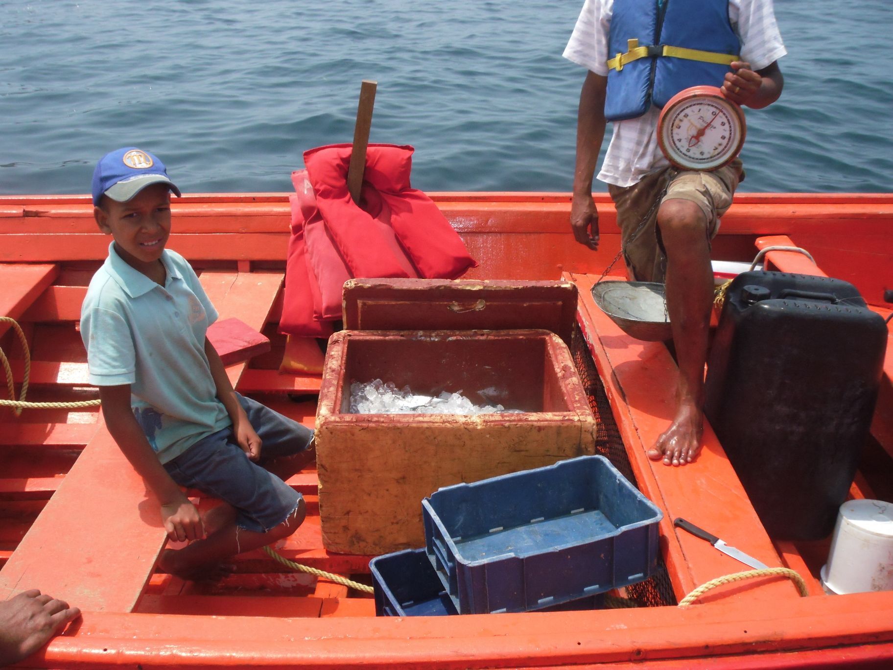 委内瑞拉加勒比海区域，当地鱼民在小船上贩卖刚捕到的金枪鱼，一瓶雪碧换了一条金枪鱼，哦耶。
