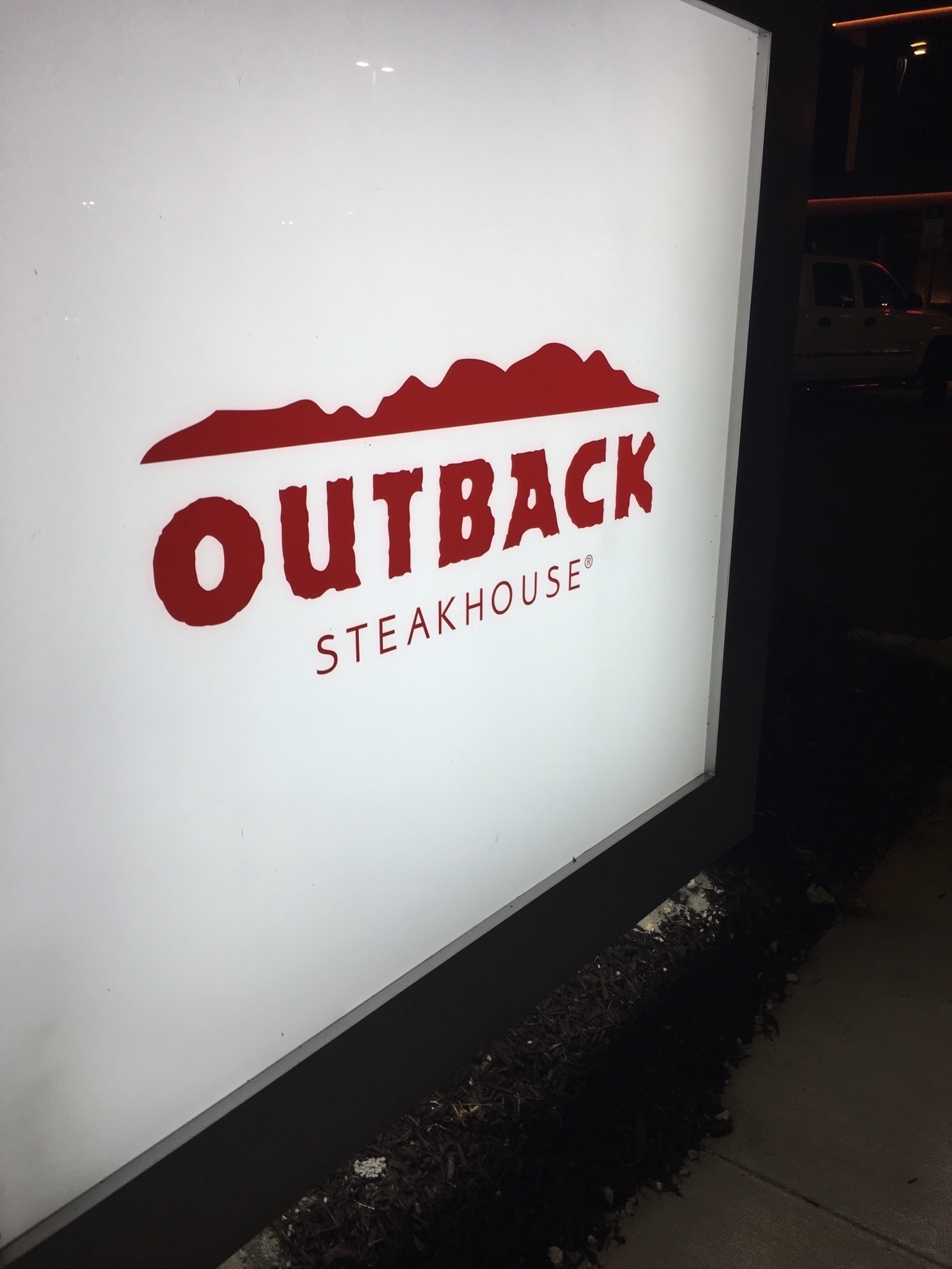 Outback 他们家的面包我也觉得蛮特别的， 黑黑的一大团，从外表来看，可能感觉加了巧克力或咖啡，