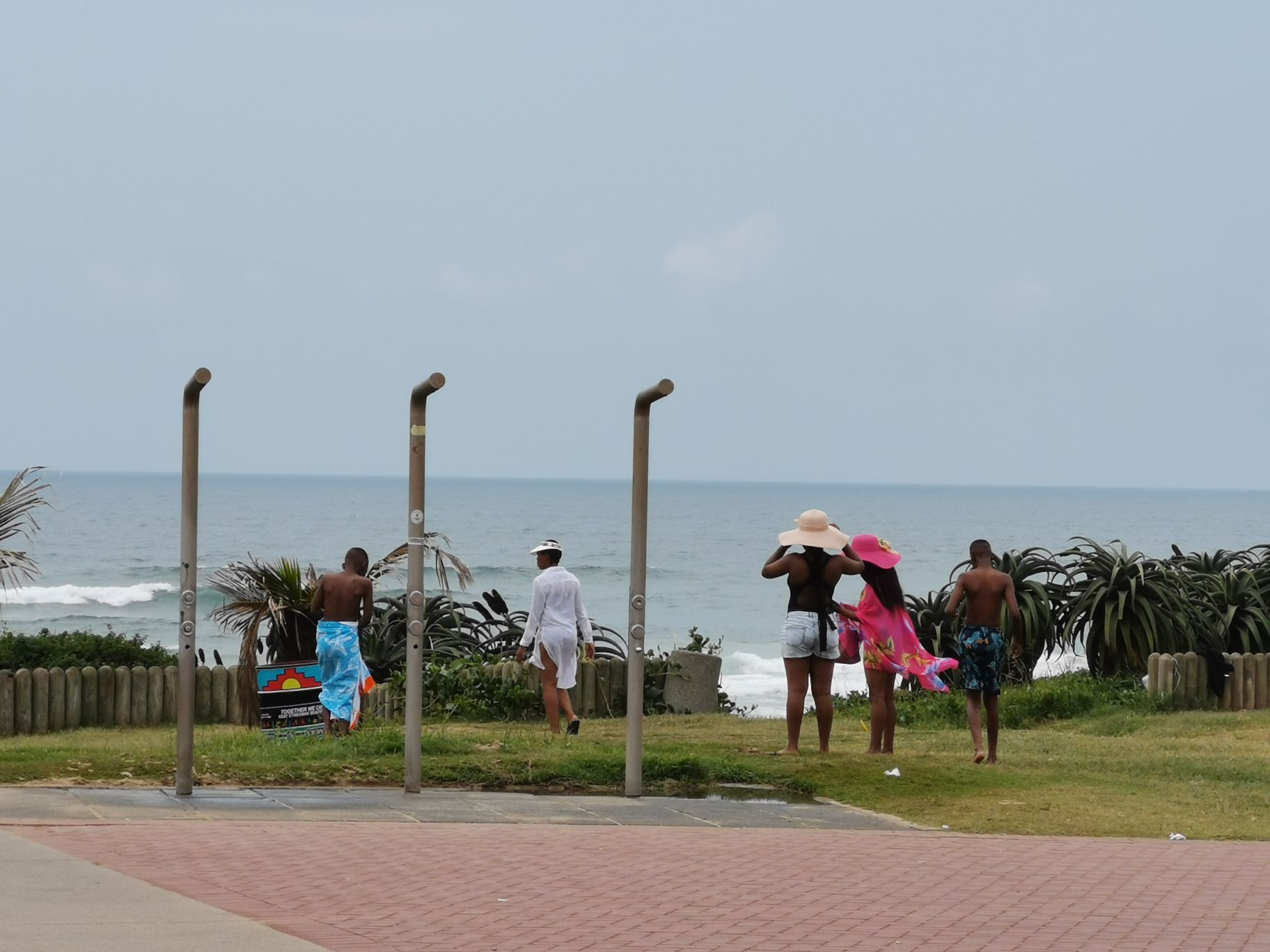 德班金色海滩，面对印度洋，从北向南延绵。步行全程大概2小时。一路风景！