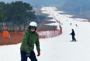 【含滑雪票】北京万科石京龙滑雪场一日游【往返接送+全程领队】【费用包含：北京出发往返空调巴士包车费用；雪票：包含雪场滑雪票 （包含雪板、雪鞋、雪仗、魔毯、缆车）；】
