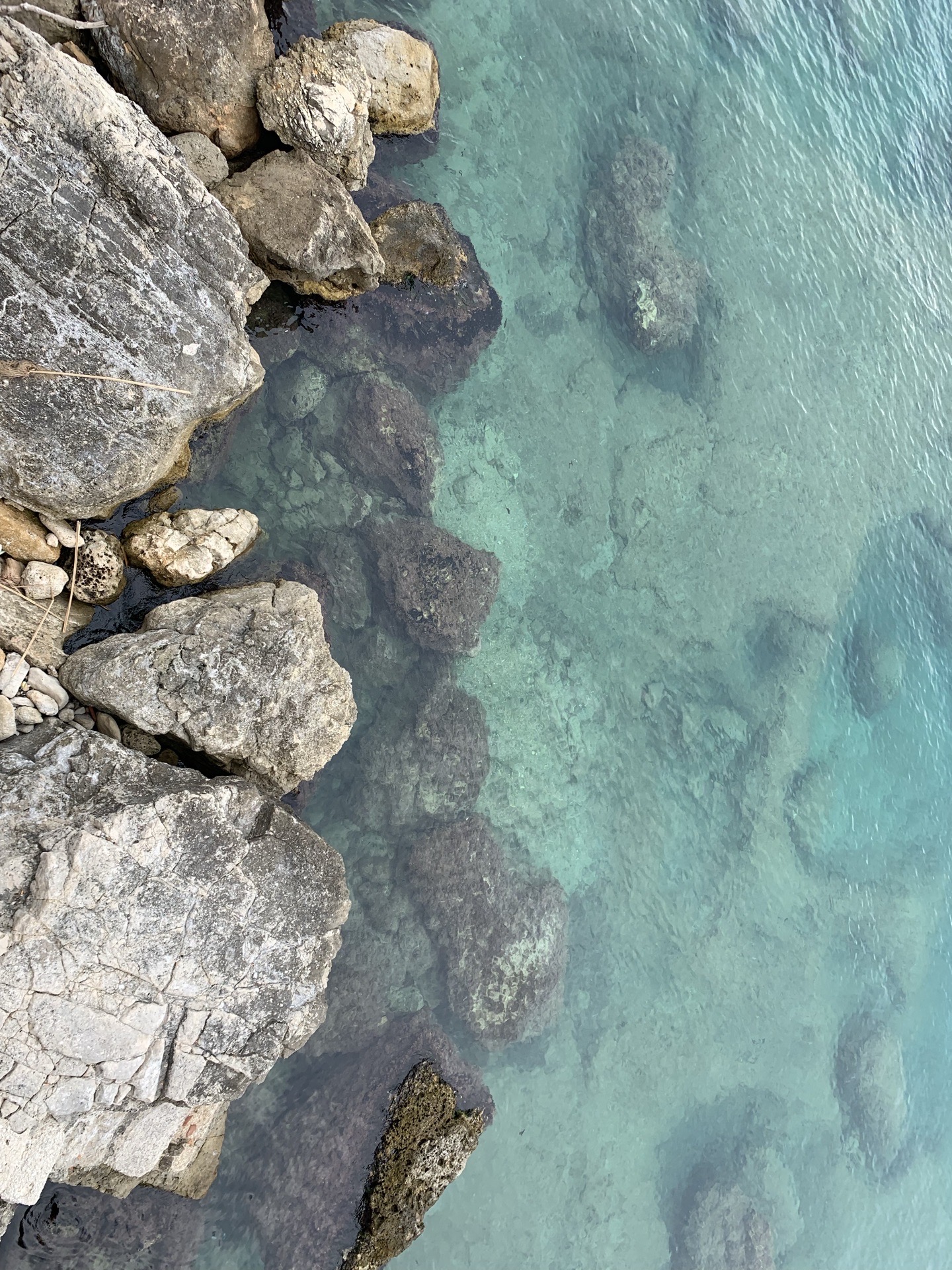 古老斑驳的礁石和灵动通透的海水