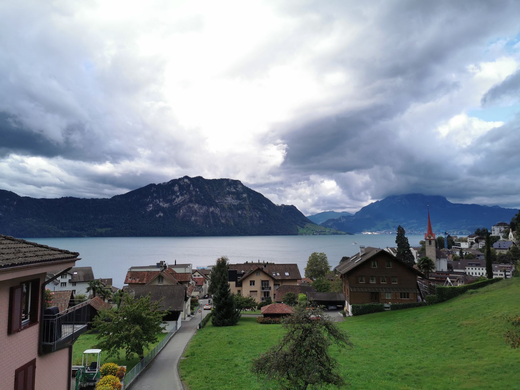 韦吉斯是瑞士瑞吉山脚下的一个美丽的小镇。一边是秀美的瑞吉山，一边是清澈的琉森湖。住在这里的人们热爱生