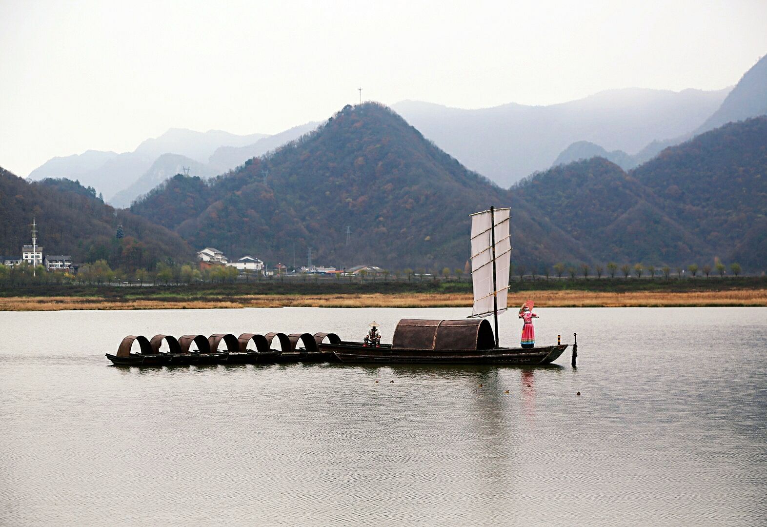 秋水，远山，帆影， 神农架大九湖国家湿地公园， 这里不仅群山环绕， 而且坐落着九个壮丽的高山湖泊。 