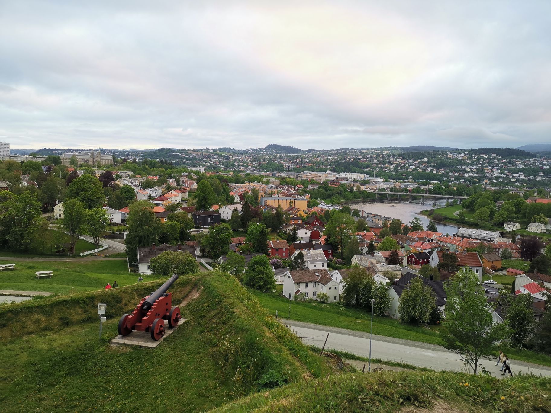 特隆赫姆，具有近千年历史的挪威北部小城。到特隆赫姆，一定要去位于当地最高塔塔顶的旋转餐厅，一面品尝当