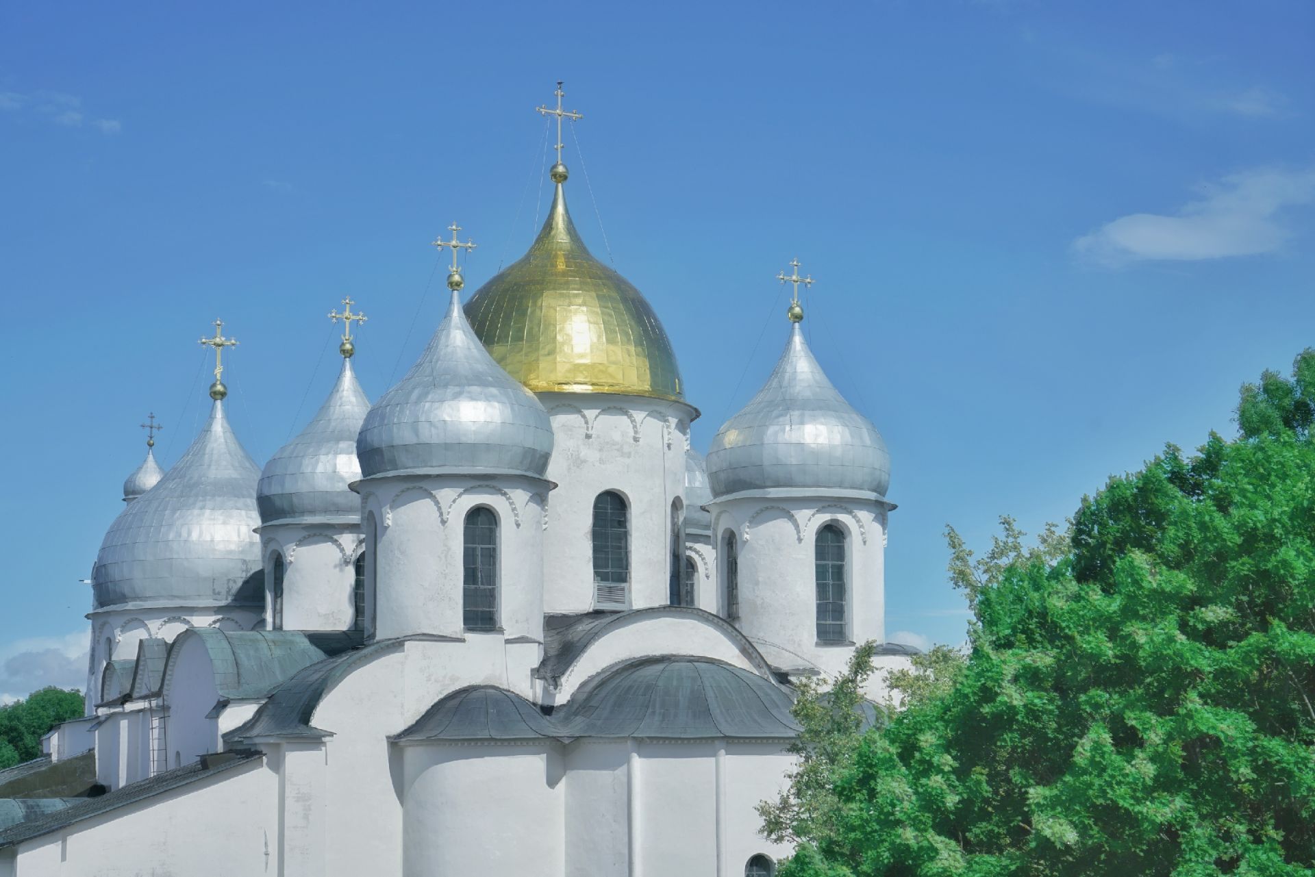 俄罗斯最古老城市 中世纪教堂建得象堡垒  圣索菲亚教堂在大诺夫哥罗德乃至整个俄罗斯都是神圣存在，这教