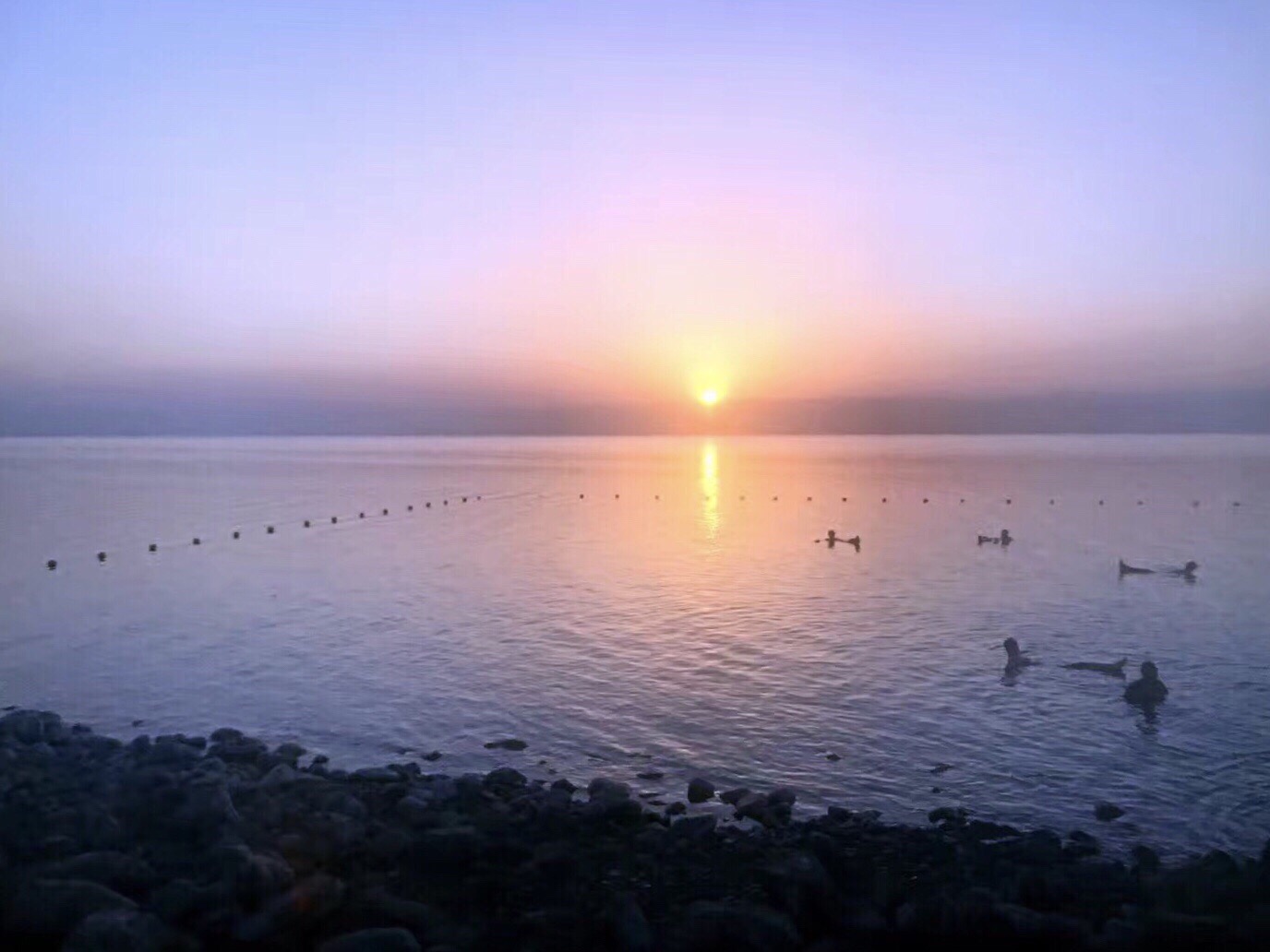 死海漂浮，死海位于以色列、约旦交界，是世界上最低的湖泊，湖面海拔-422米，称之为“世界的肚脐”，也