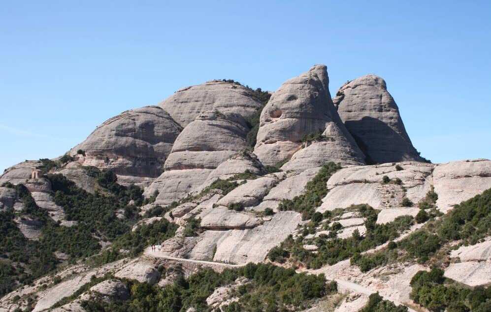 蒙特赛拉特山是西班牙北部的加泰罗尼亚的圣山，海拔很高，由于此山的外表独特,每块石头都有自己独特的风格