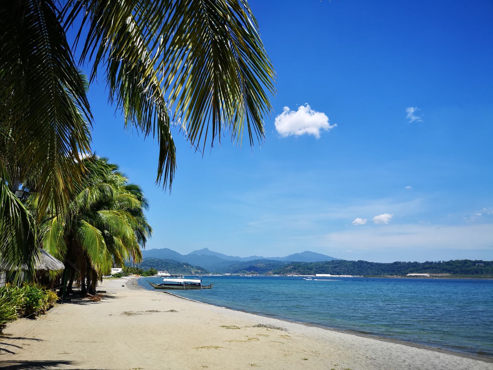 苏比克湾美国海军基地（菲律宾） 曾经的美国大兵私用海湾，生态环境保护的很好，海水极其清澈，沙特细腻，