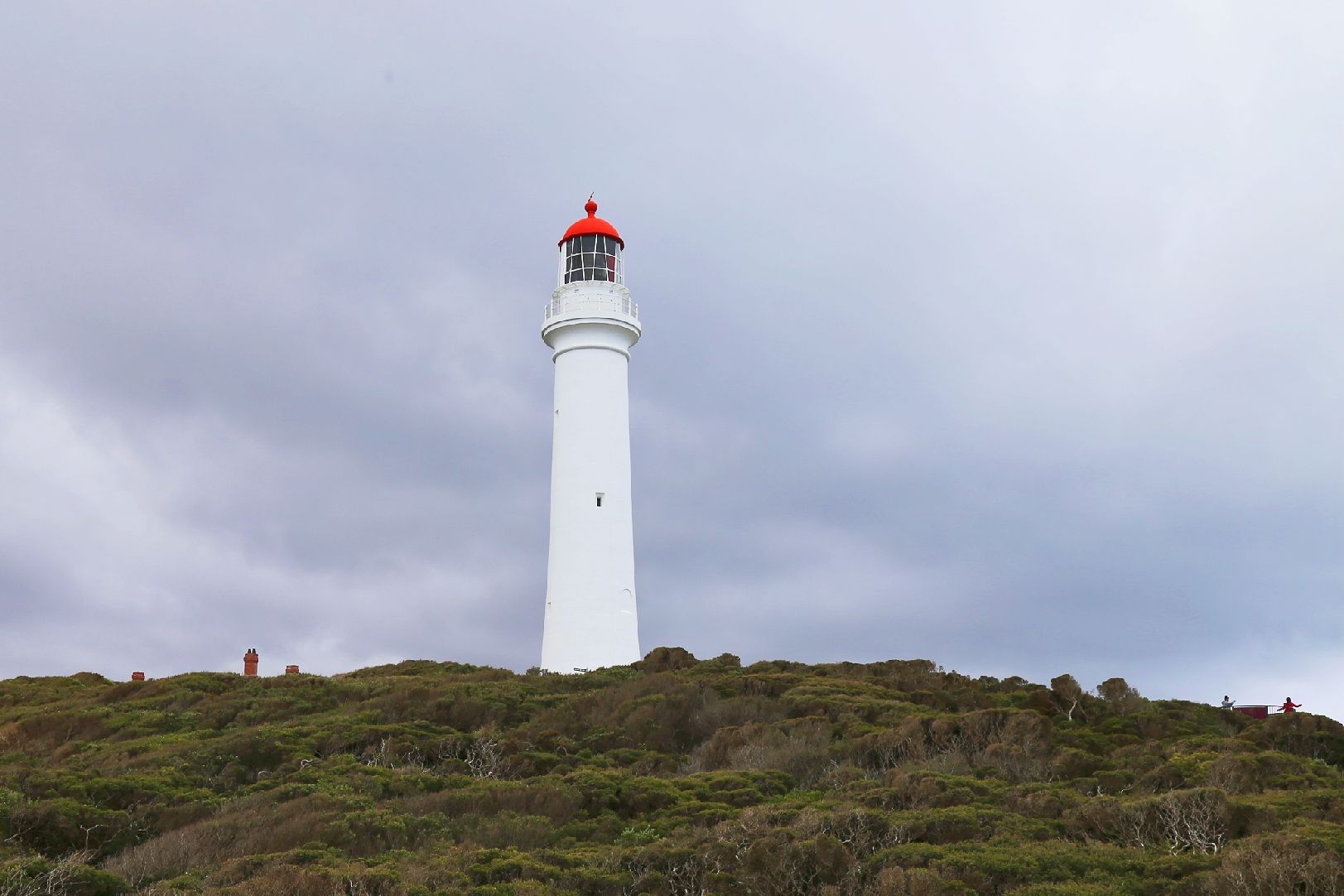 大洋路.分裂角灯塔 分裂角灯塔是大洋路中最具代表性的两座灯塔之一。它又被称为小红帽灯塔，白色的塔身，