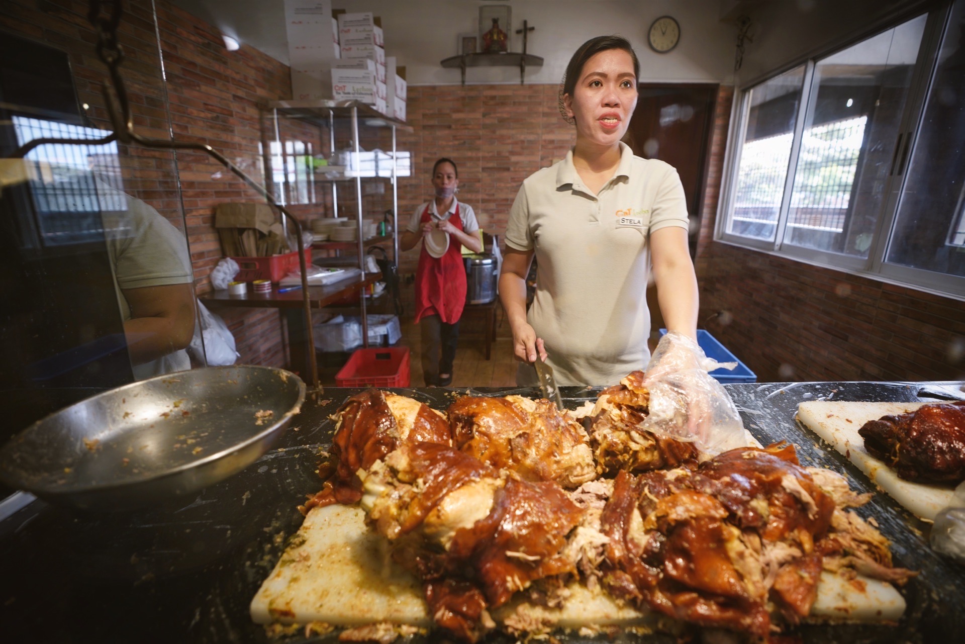 菲律宾“国菜”烤乳猪Lechon 如果你向菲律宾人询问最具代表性的菲律宾传统美食，他们大概率会回答你