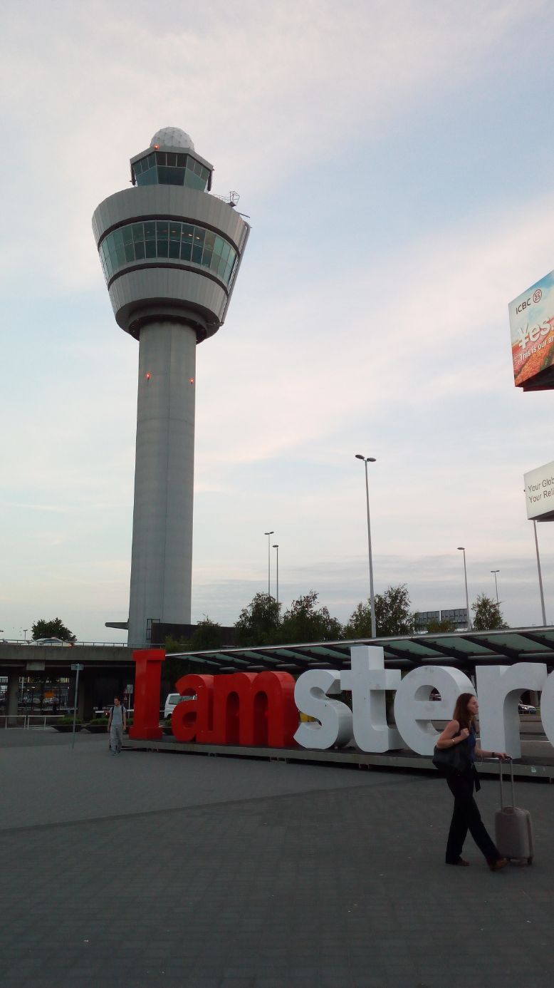 很怀念荷兰阿姆斯特丹史基浦机场。已连续6年都去打卡，今年可能要断链了。从WTC往外看，可以看到停机坪