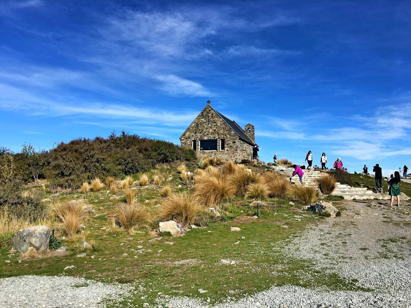 好牧羊人教堂，这座漂亮的石教堂位于新西兰的特卡波湖岸边，背景是辽阔的山水风景，许多新人选择在这里婚礼