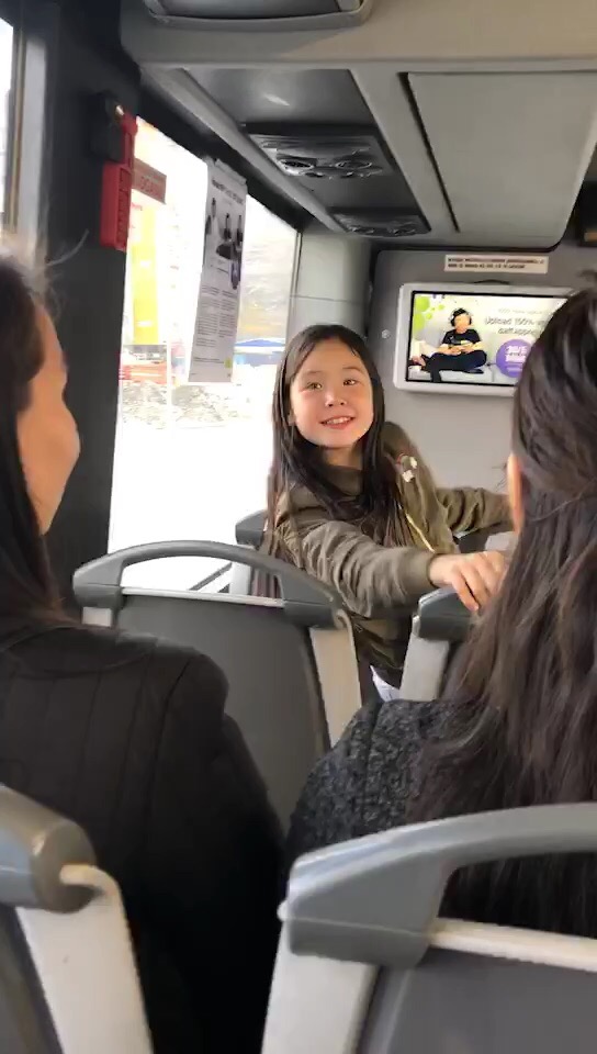这几天在格陵兰的努克，公交车上遇到一个很可爱的因纽特小姑娘～和我们一样都是黑头发黄皮肤