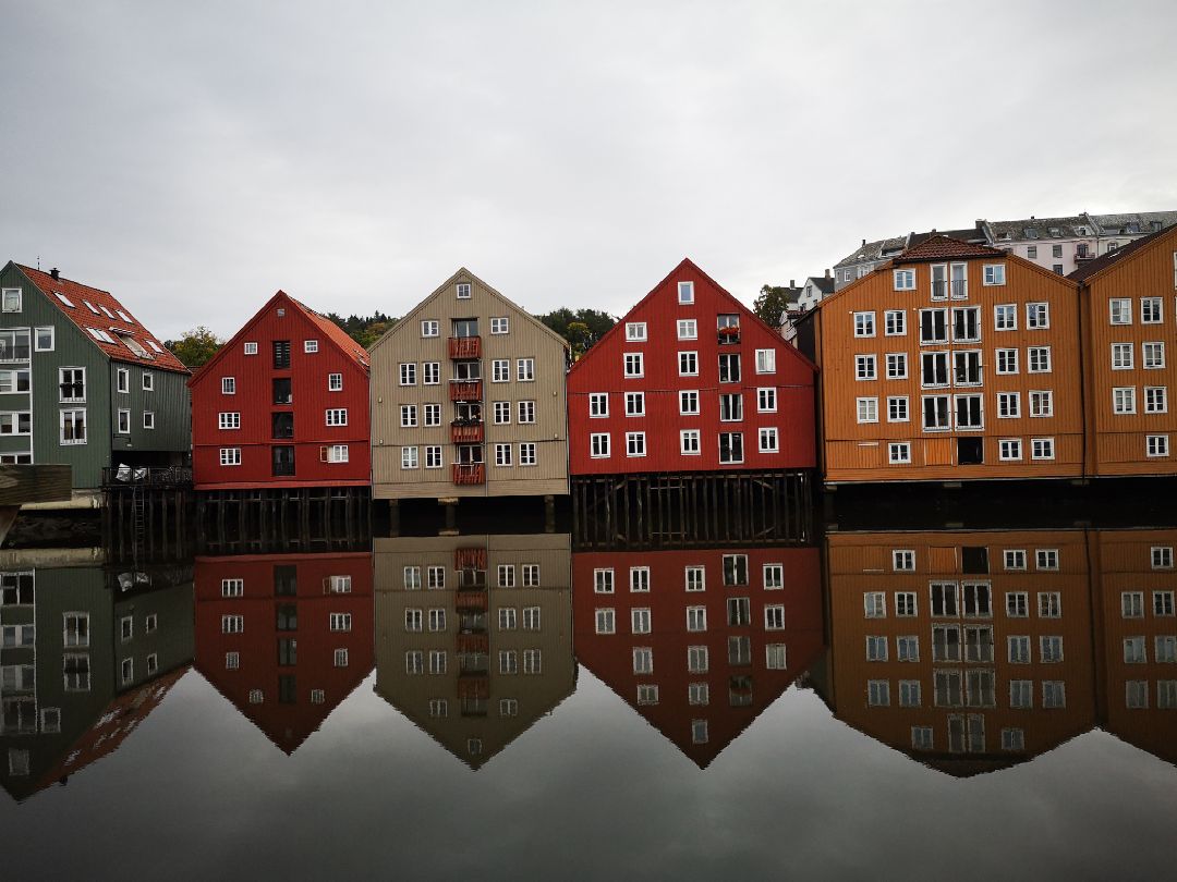 挪威•特隆赫姆 美的无法言喻。。请静静欣赏这信手拈来的美景吧😘 【景点攻略】 📍详细地址：  🚗交通