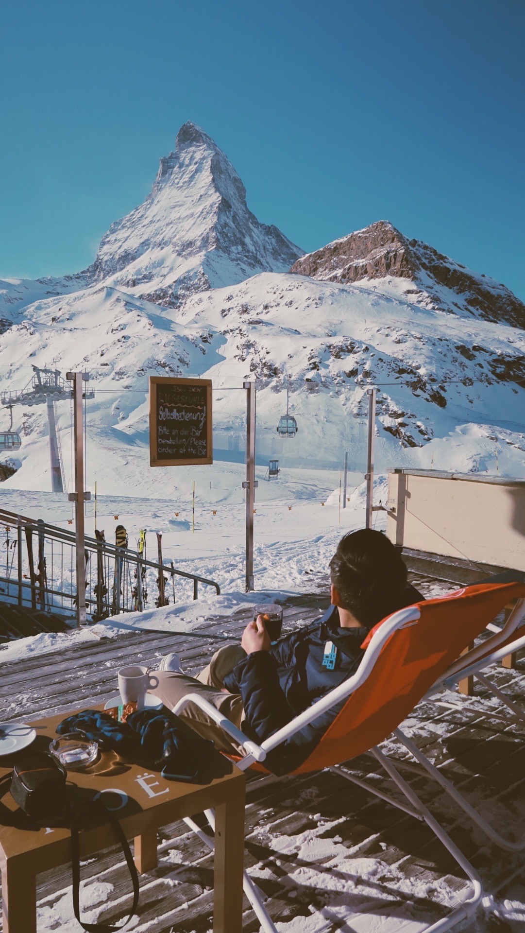 马特洪峰位于瑞士和意大利的交界处，这里也被誉为阿尔卑斯最美的雪山，由于造型独特也被印在各种瑞士的产品