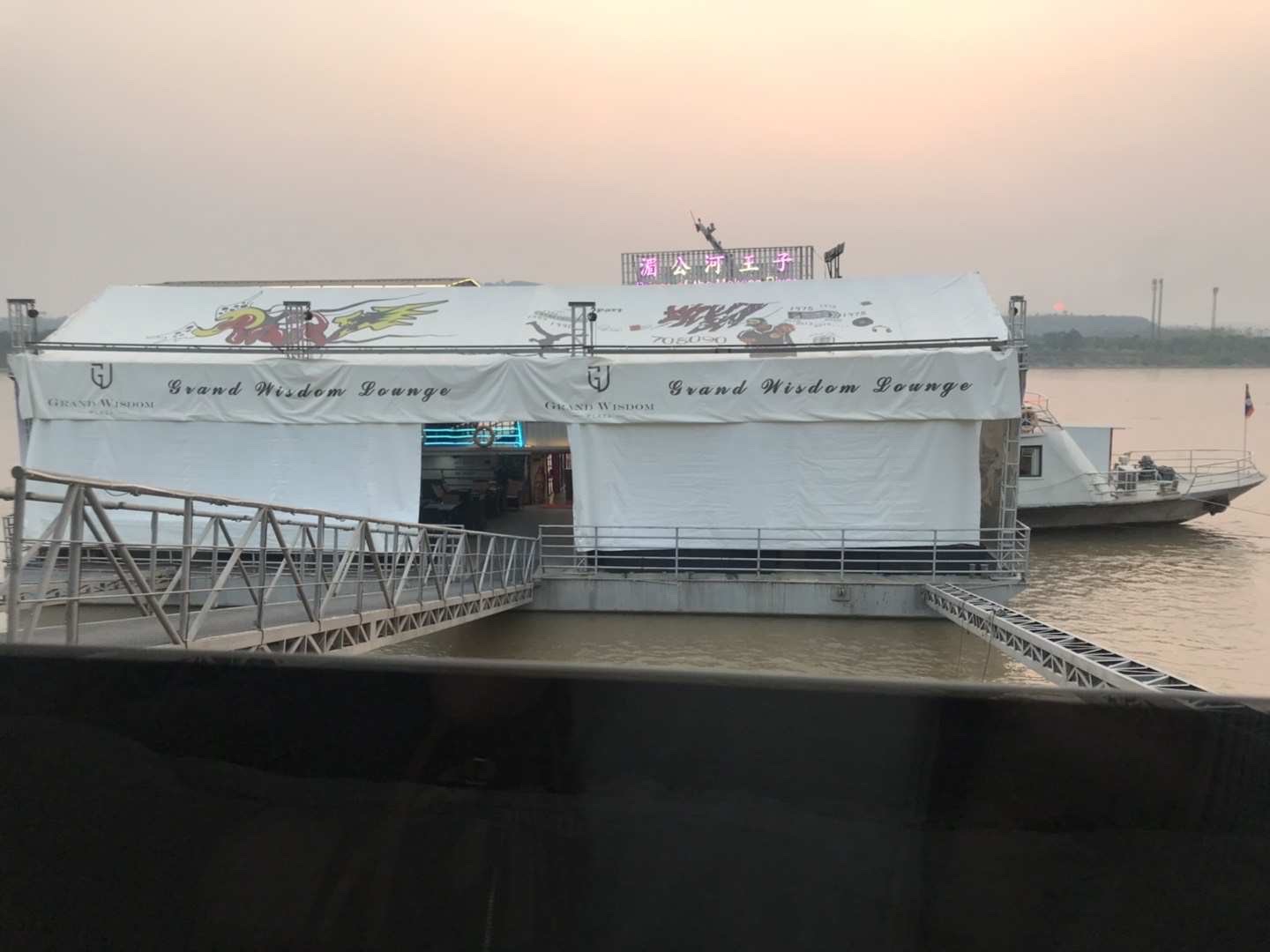 湄公河王子的游船，听说逛一圈要十几万RMB