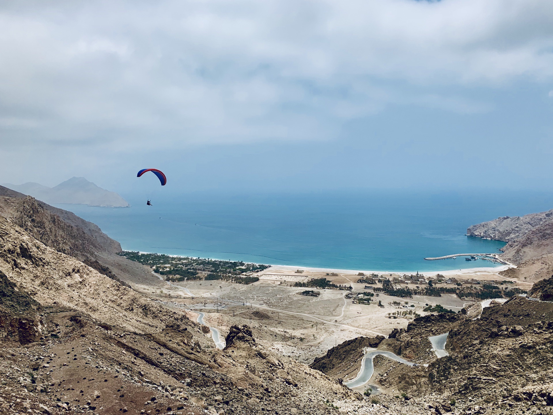 我在一半海水🌊一半沙漠🏜️的阿曼🇴🇲飞滑翔伞入住Six Senses