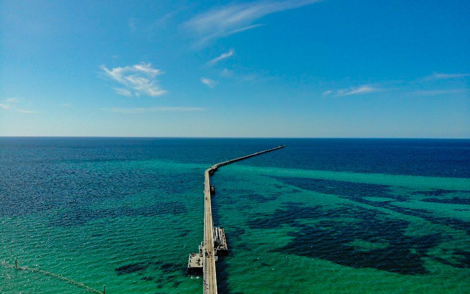 看过《妻子的浪漫旅行》朋友一定对这里不陌生，这里是巴瑟顿栈桥。从珀斯出发开车到这里三个小时左右，可以