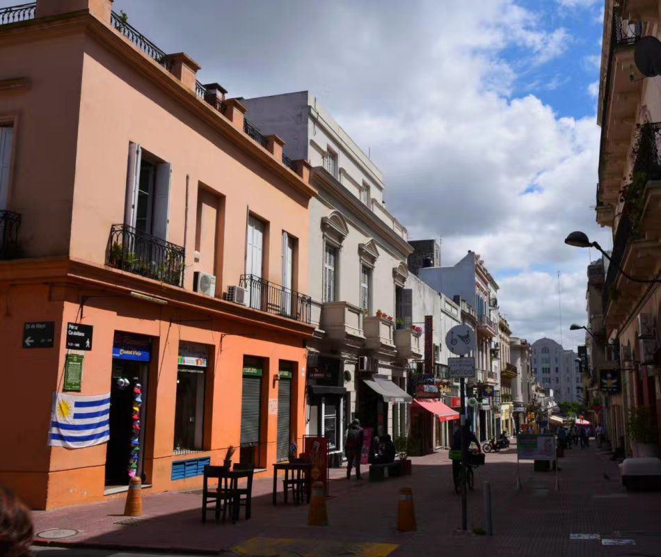 乌拉圭首都一日游。 乌拉圭首都蒙得维的亚为南美洲主要港口之一。气候宜人，四季如春，市内的公园植有80