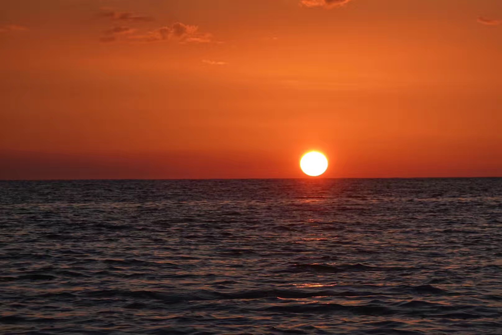 红彤彤的太阳消失在加勒比海前映红了整个海面，非常壮观！