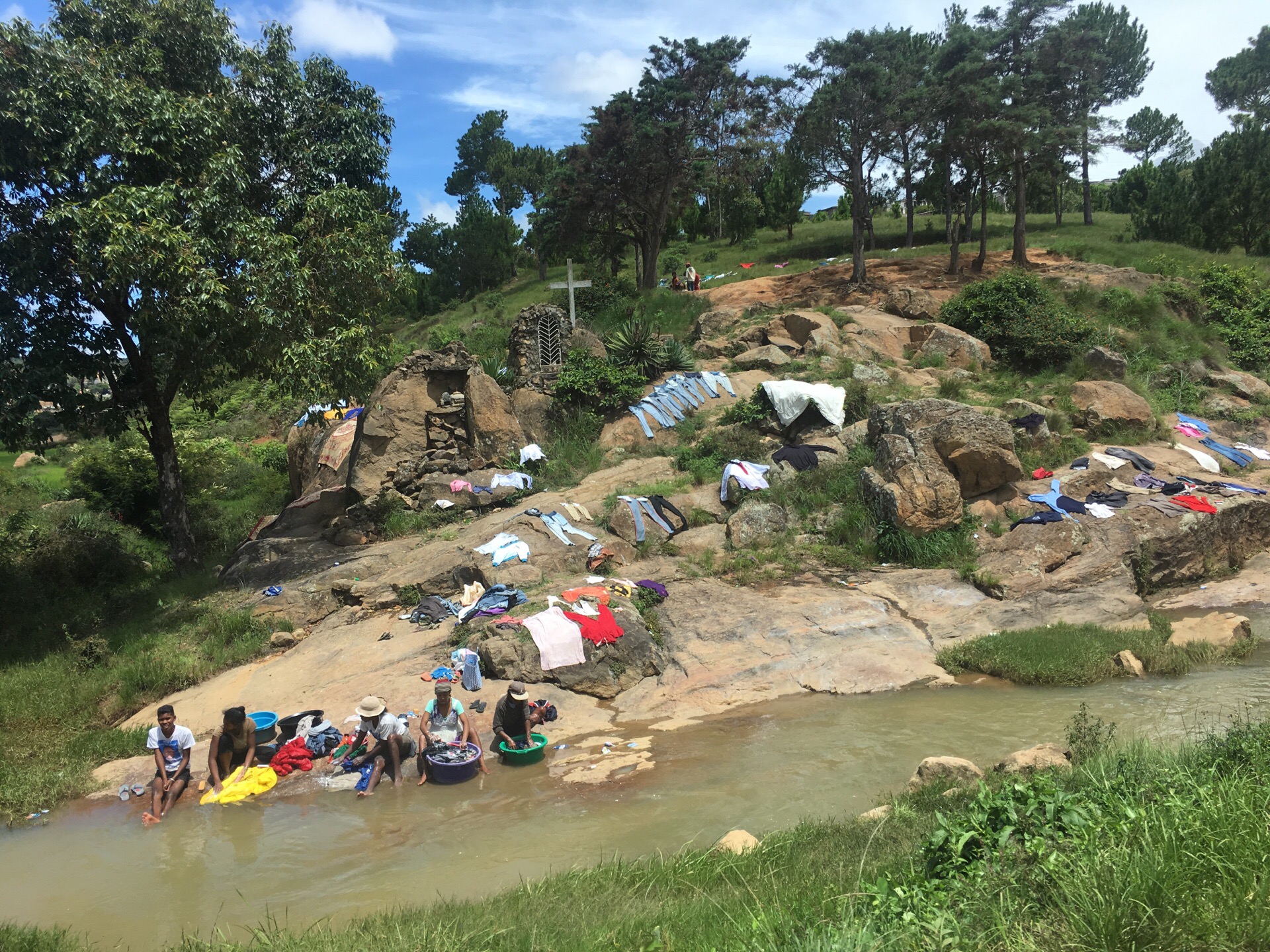 初来乍到马达加斯加 两旁街景吸引人的 是随处铺放整齐的衣服 经过河边 更随时可以看到洗衣服的人们 彷