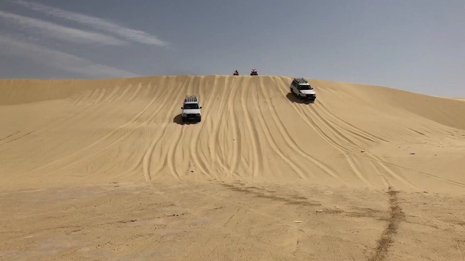 乘坐四驱车在撒哈拉沙漠飞驰