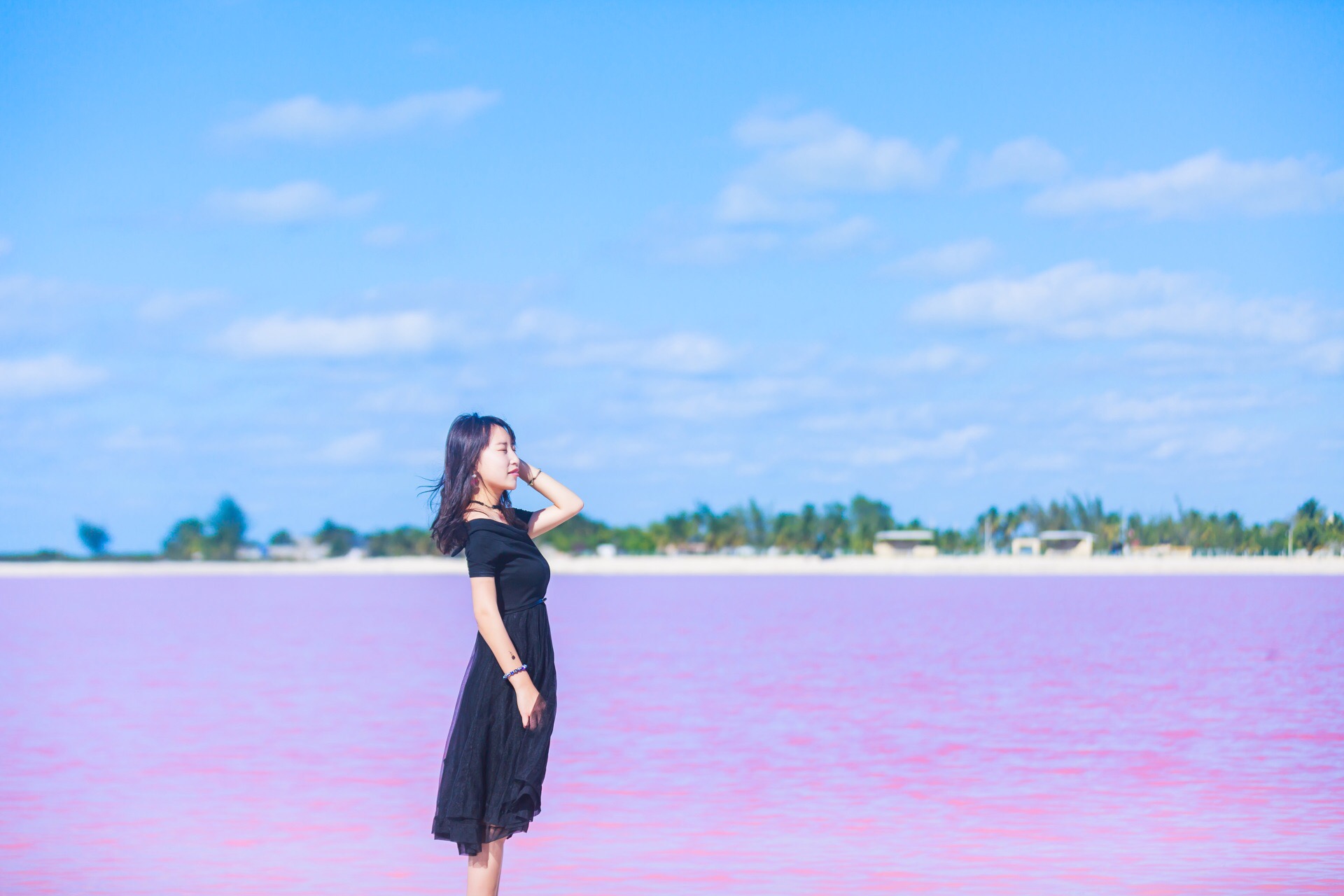 粉红湖 位于墨西哥 尤卡坦半岛 东岸的Las Coloradas，距离 坎昆 约270公里。这片淡粉