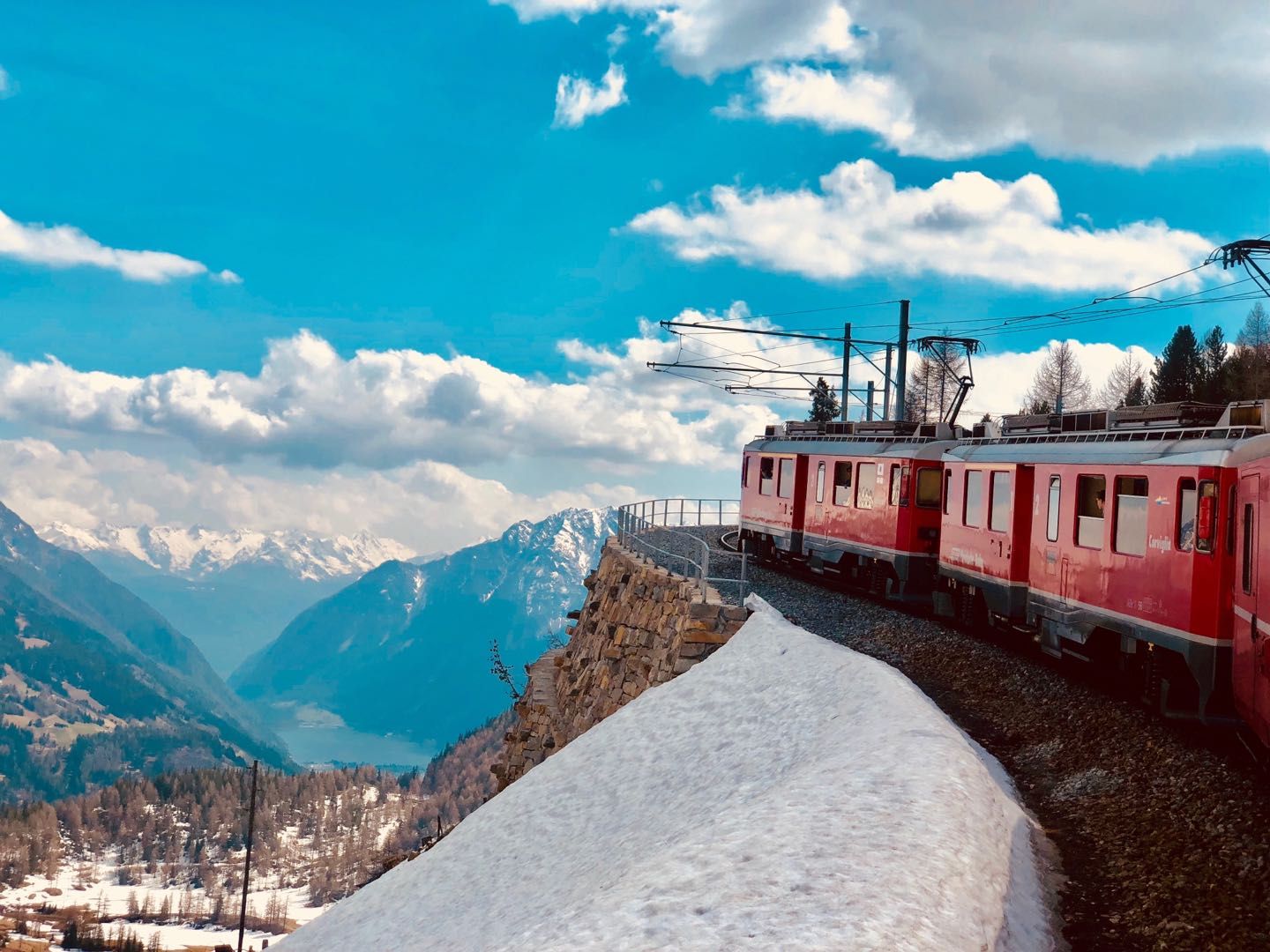 #坐着火车游瑞士# 从瑞士边境小镇Tirano出发的伯尔尼纳快线，是LZ五星强推的瑞士火车景观线路👏