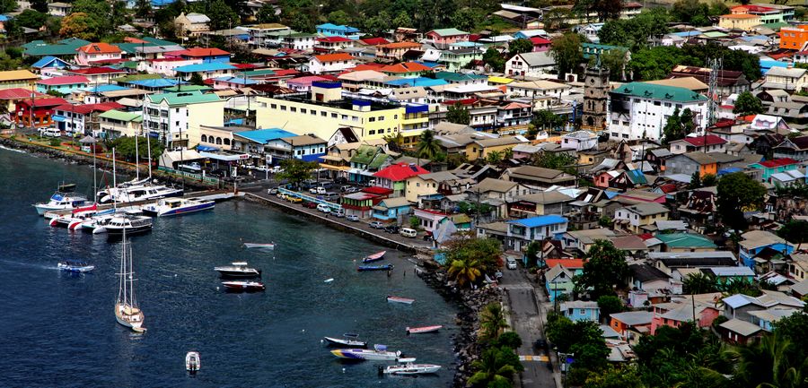 卡斯特里是天然的旅游度假胜地，岛上古堡遗址众多，空气通透，毗邻加勒比海，因此也是著名的疗养胜地，每年
