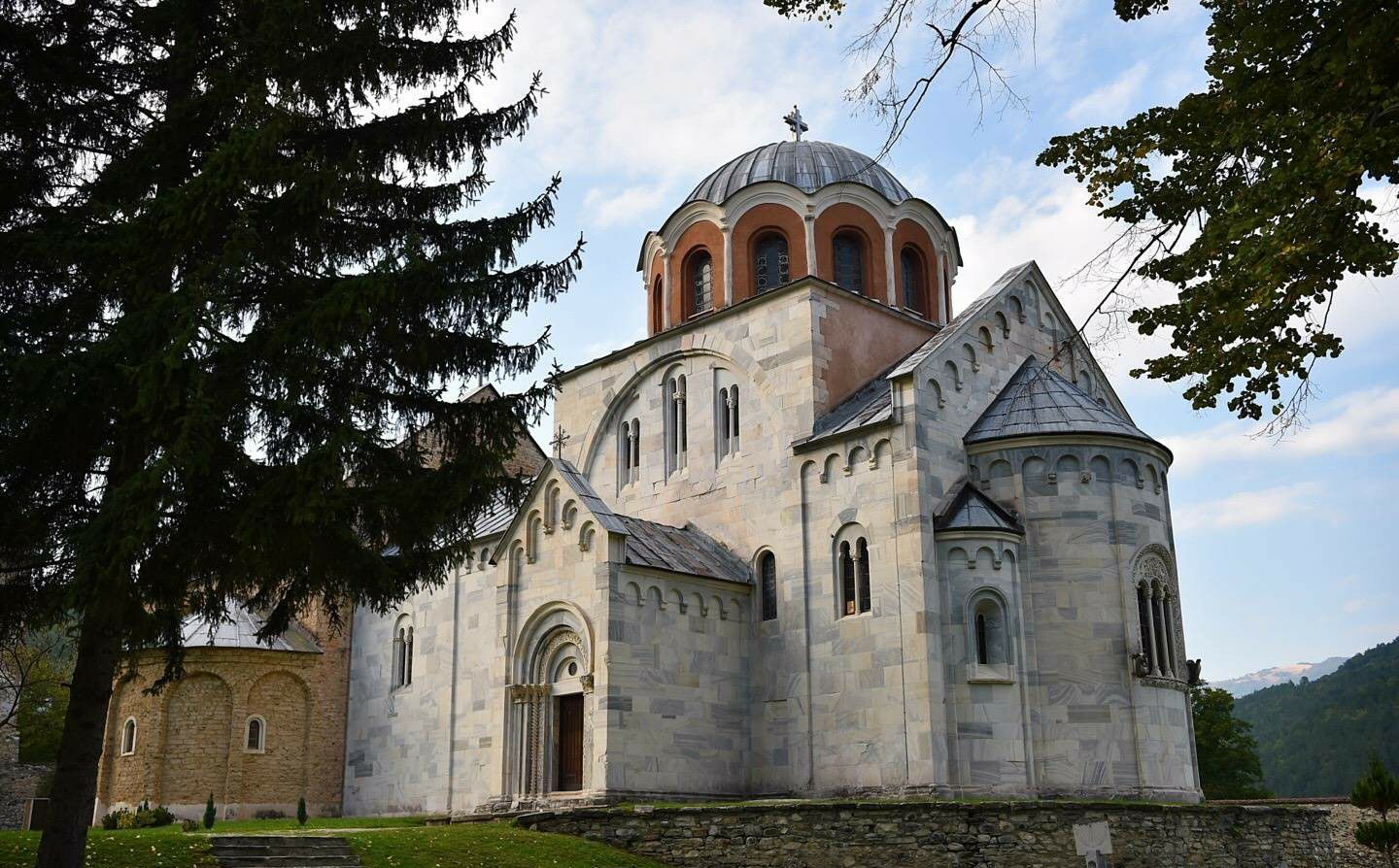 塞尔维亚的又一座世界文化遗产--斯图德尼察修道院，创建于12世纪晚期，这个修道院是塞尔维亚地区最大、