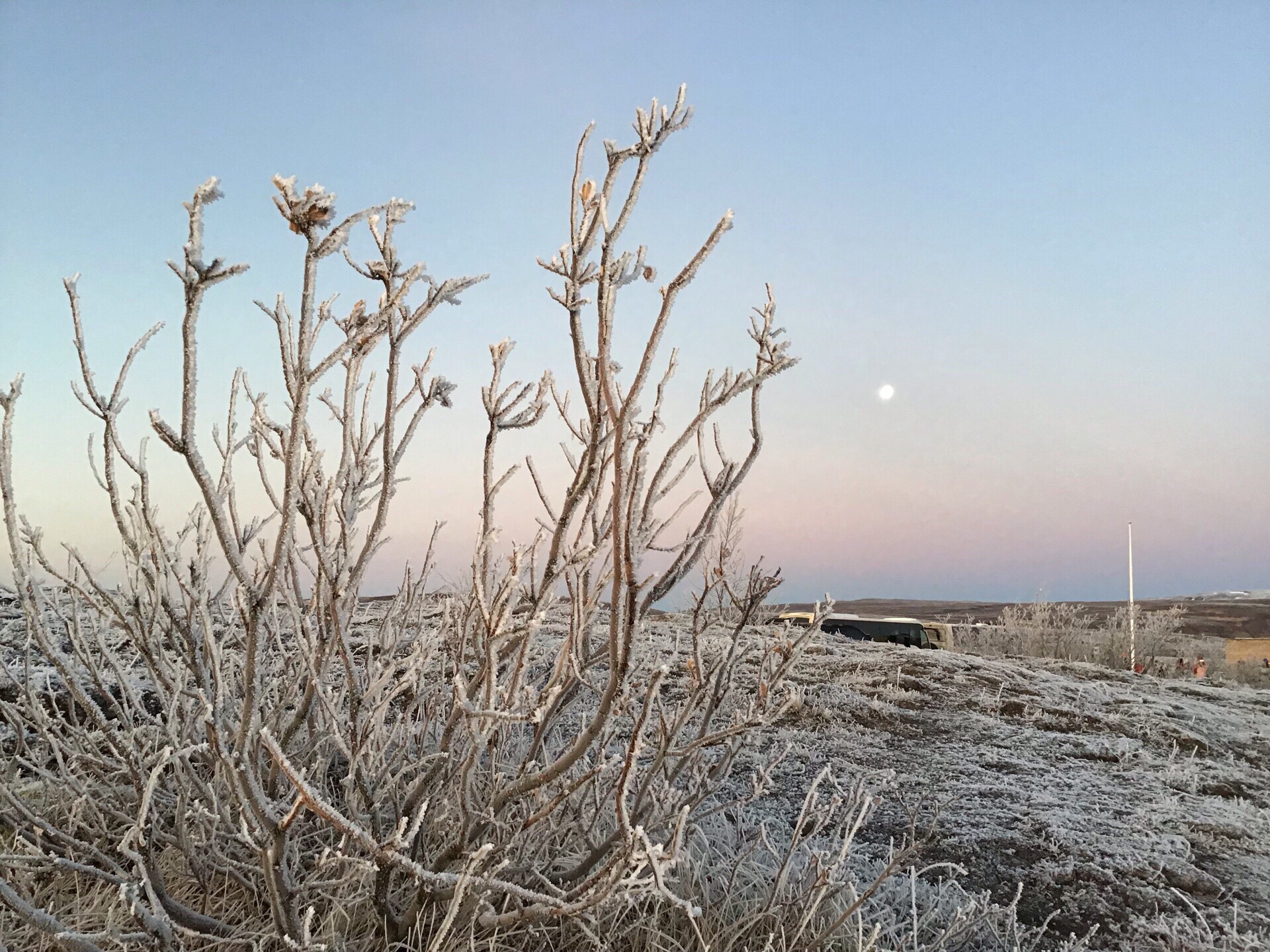 所有的图片都是没有滤镜的 12月的冰岛美得像是人间仙境 尽管为了看到极光，我们连续三晚都在冬天的雪地