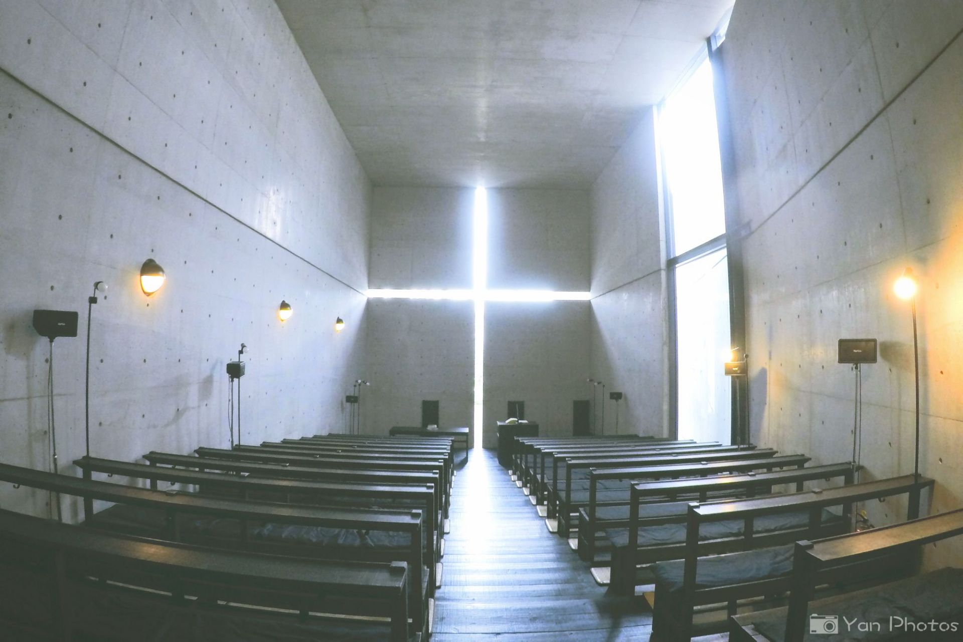 寻…十字之光 光之教堂是日本建筑大师安藤忠雄的成名代表作，是日本著名建筑之一。 从大阪站坐东海道山阳
