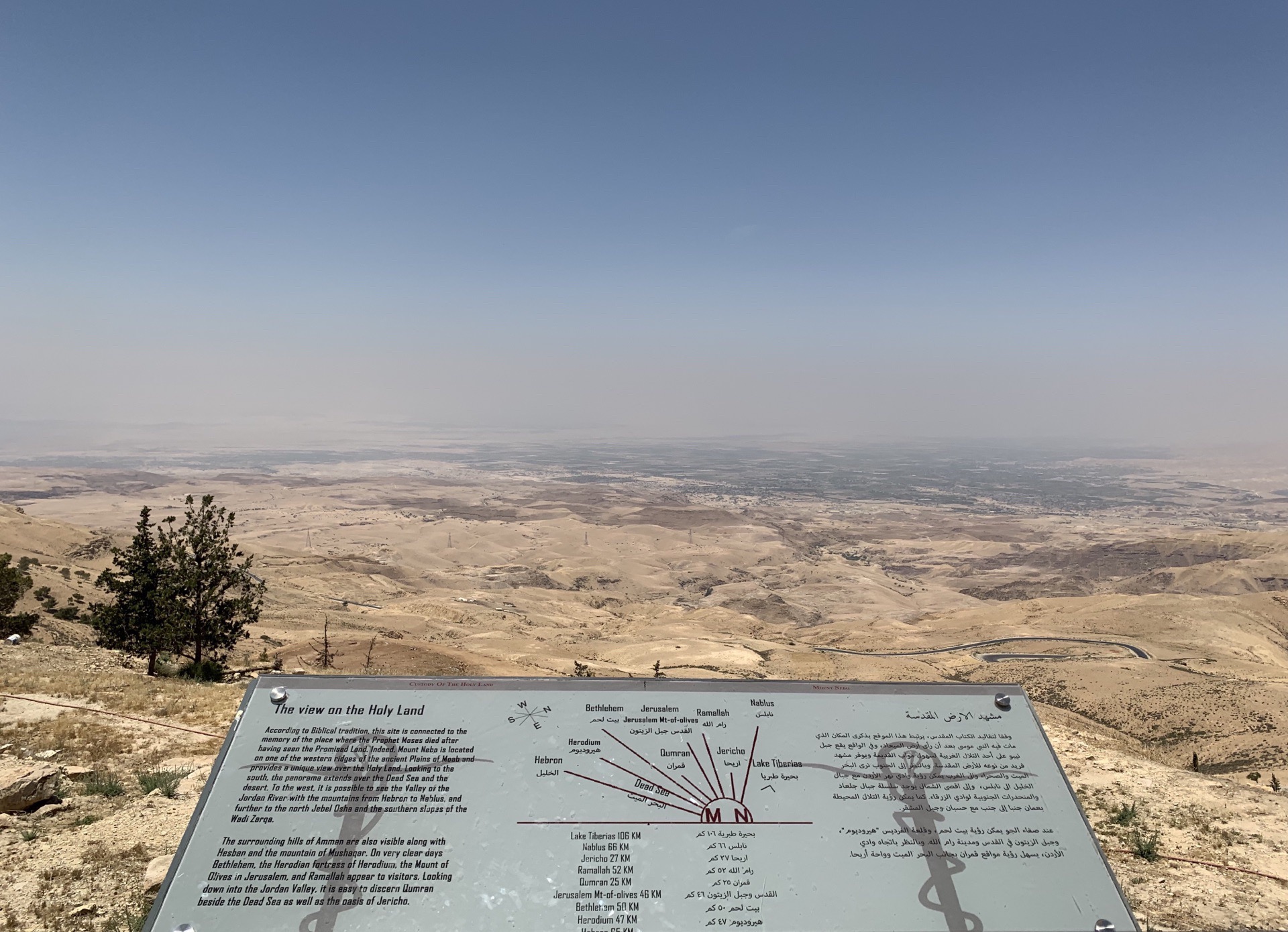 尼波山——是约旦非常值得敬畏的圣地之一，这里是摩西升天之地。巨大的钢制盘蛇十字架，象征着摩西行神迹的